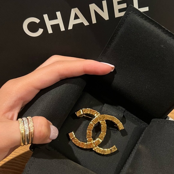 NWT 22A gorgeous hard to get Chanel gold brooch, brand new in box! - Picture 2 of 4